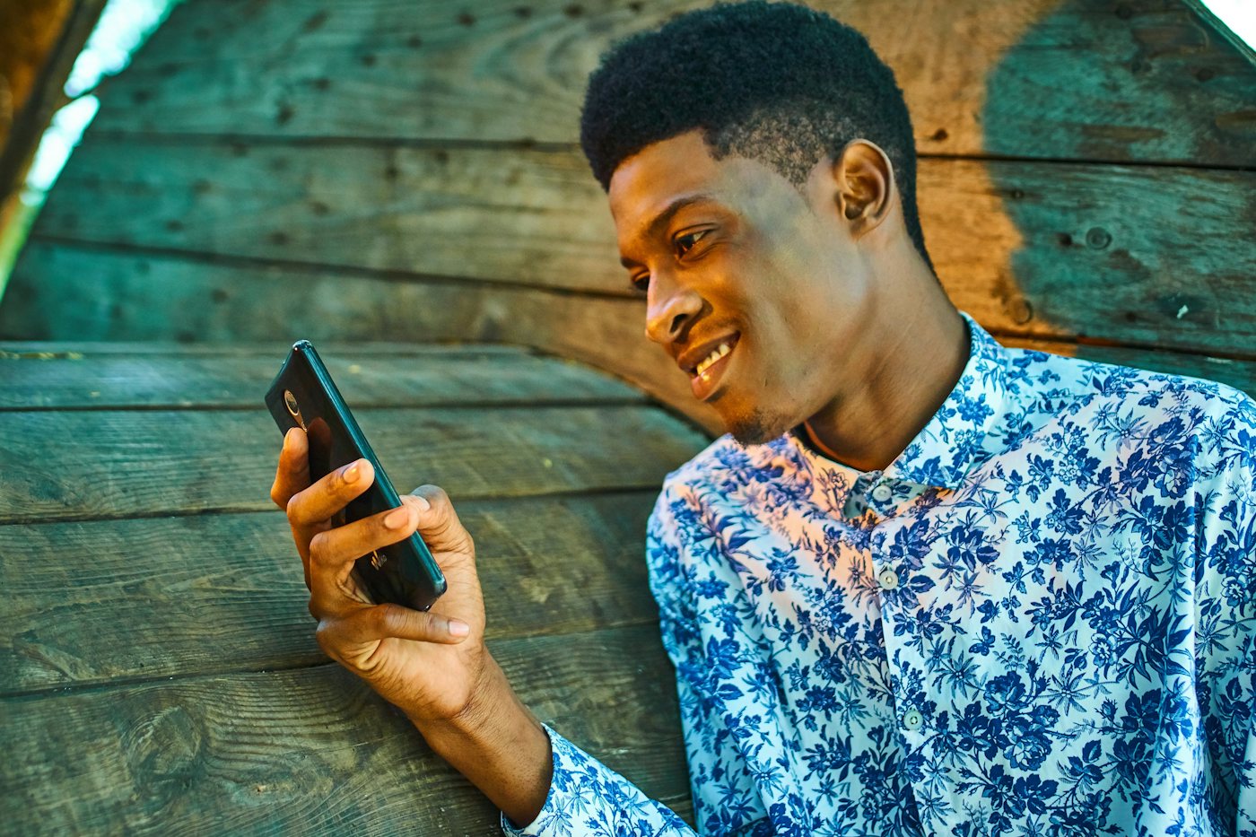 Client utilisant son smartphone